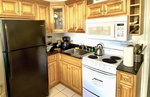 Hollywood South Central Beach Condo | Southwinds #3 for 2, Queen Studio, Steps to Beach