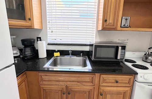 Hollywood South Central Beach Condo | Southwinds #5 for 5 guests -Near the beach