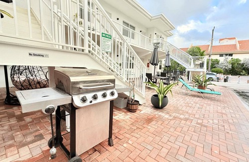 Hollywood South Central Beach Condo | Southwinds Inn #7 for 4 Guests/close to the beach