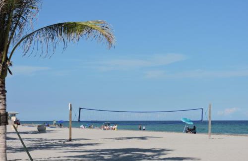 Hollywood South Central Beach Hotel | Southwinds Inn by The Gold Nests