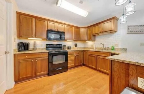 Moneta Apartment | Spacious 1 king bedroom WiFi on-site restaurant