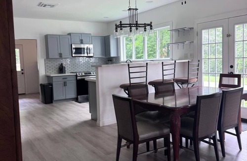 Raleigh House | Spacious 10- Bedroom House Vibrant Memphis With Pool