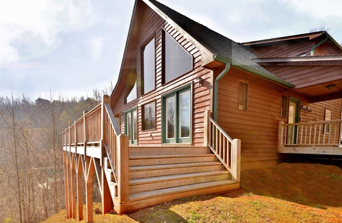 Murphy House | Spacious 3/3 Cabin - Mountain Views , HOT TUB, Game Room & Wi-Fi!