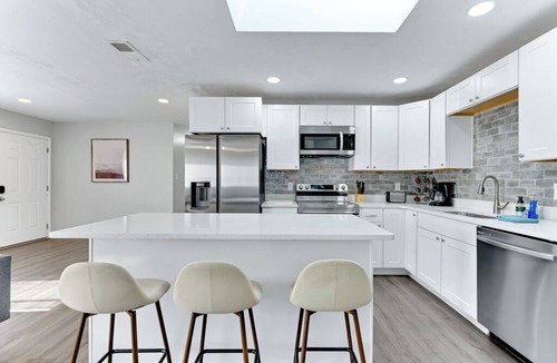 Northwest House | Spacious 3 Bedroom Virginia Beach Getaway – 30 + Night Stays