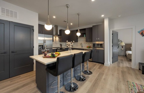West End Condo | Spacious 3BR/3BA w Pool/Gym near Vandy/Belmont - minutes to Downtown