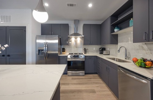 West End Condo | Spacious 3BR/3BA w Pool/Gym near Vandy/Belmont - minutes to Downtown