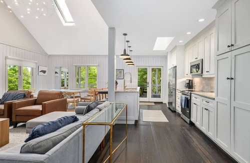 Saluda House | Spacious 3BR Cottage w Epic Patio Walk to Town