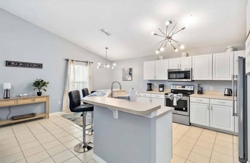 Highgate Park House | Spacious 4-bedroom house in terrific Davenport with WiFi, AC.
