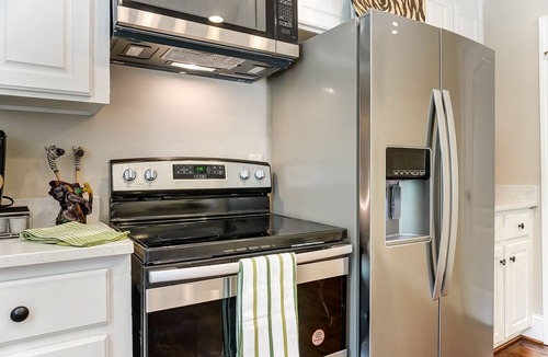 Sherwood Forest House | Spacious 4 Bedroom in Prime Location!