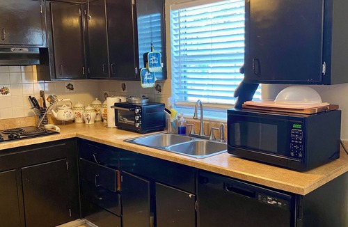 Westside House | Spacious 4-bedroom house in welcoming Jacksonville with AC, WiFi