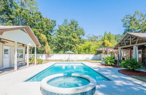 Olde Town House | Spacious 4 bedroom w/pool, Guesthouse & hot tub