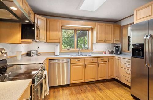 Hendersonville House | Spacious 4BR Compound w 2 Cottages Near Trails