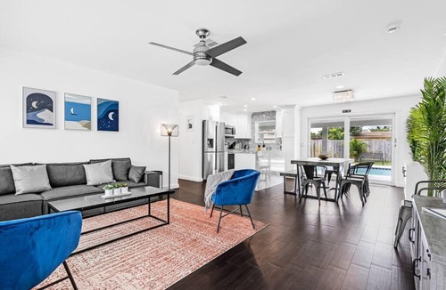 Sunset House | Spacious 5 Bedrooms with Large Pool, 12 minutes to the Ocean