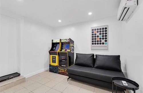 Sunset House | Spacious 5 Bedrooms with Large Pool, 12 minutes to the Ocean