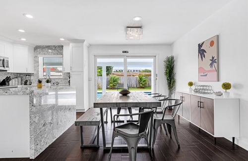Sunset Villa | Spacious 5 BR with Large Pool, 13 min to the Ocean
