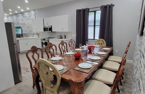 Naples Park House | Spacious 6bdr/5bath Vacation Home 1 mi to beach