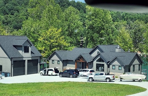 Big Creek House | Spacious 7-bedroom house with only 2 steps to the lake