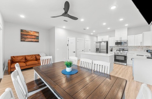 Holiday Beach House | Spacious 8-bedroom Retreat Prime Location Walk to Beach Sleeps 28