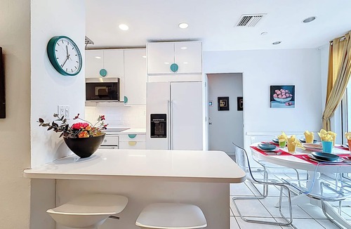 Mid Beach Condo | Spacious beach gem: Perfect for groups and couples