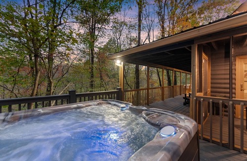 Dahlonega Cabin | Spacious Cabin RIGHT ON THE RIVER in Dahlonega I Hot Tub Sauna Fire Pit Game Rm