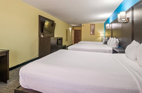 Crawfordville Hotel | Spacious Comfort for Groups or Families – 3 Queens, Non-Smoking at Wildwood Inn
