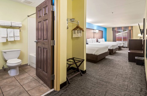 Crawfordville Hotel | Spacious Comfort for Groups or Families – 3 Queens, Non-Smoking at Wildwood Inn