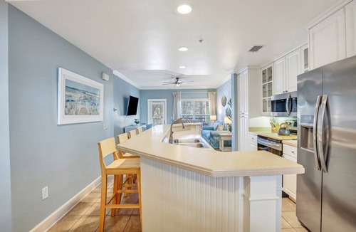 North Forest Beach Condo | Spacious Hilton Head Island Condo - 1 block to Beach & 60+ shops/restaurants