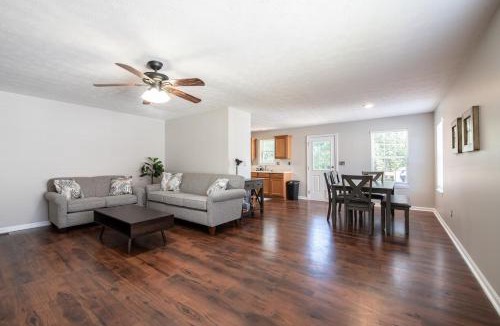 Emerson House | Spacious home Near LakePoint with King Bed and Outdoor Space