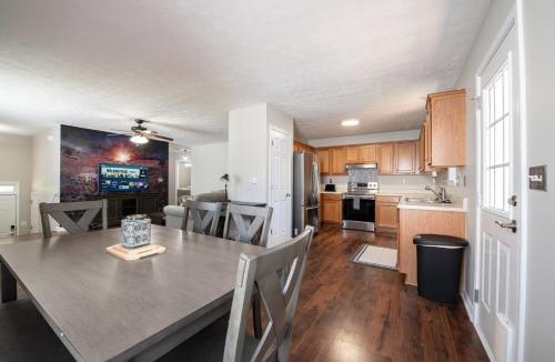 Emerson House | Spacious home Near LakePoint with King Bed and Outdoor Space