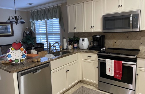 North Augusta House | Spacious home with newly decorated sunroom. Close to I-20