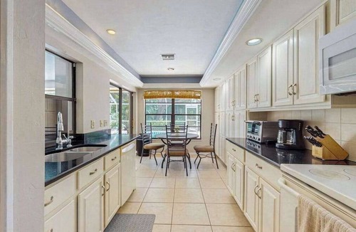 Biggar House | Spacious home with heated pool, WiFi, washer & dryer, and lanai