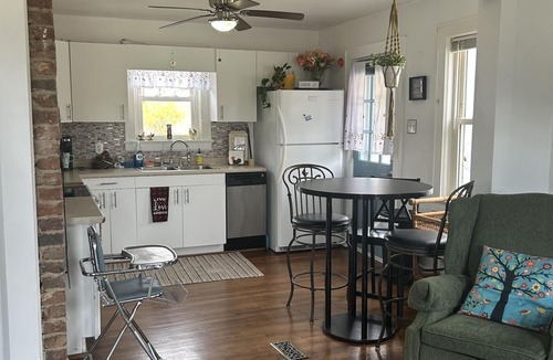 Roanoke House | Spacious house in charming Roanoke this home can sleeps 8-10