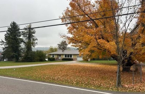 Ashley Oaks House | Spacious house with large front and back yard, recently renovated