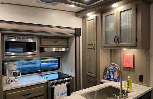 Lexington House | Spacious Luxury RV w/ 3BD & Cozy fireplace Chap Experience @ KHP