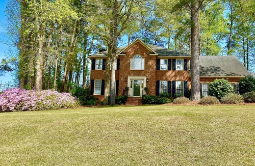 Evans House | Spacious Masters Rental with large outdoor space, Steps away from entertainment!