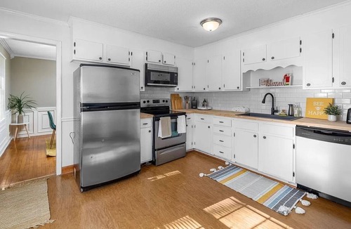 Raleigh House | Spacious mid-century house 5 min from North Hills