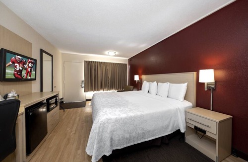 East Naples Hotel | Spacious, Pet-Friendly Naples Room for Families – Includes Pool