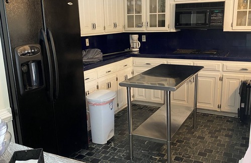 Jonesboro House | Spacious property for rent. We welcome a family or a business.