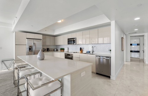 Hallandale Beach Condo | Spacious Resort Condo: Modern Comforts & Miami Vibes