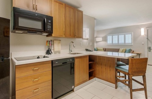 Jekyll Island Hotel | Spacious Retreat Near Jekyll Island Beach | Parking, Onsite Pool!