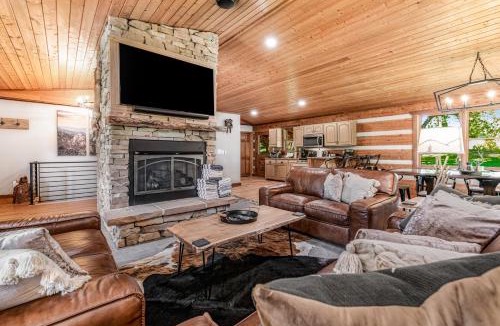 Kodak House | Spacious Serene Cabin Sleep 14 Pool Hot Tub Games