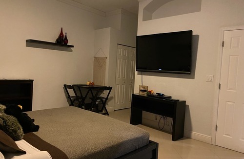Pembroke Pines Cabin | Spacious Studio with King Bed Private entrance in pleasant Pembroke Pines