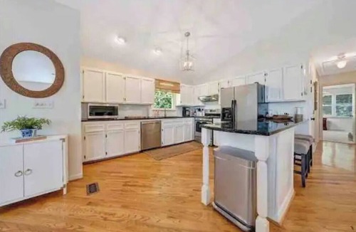 Moneta House | Spacious Waterfront House for the Perfect Getaway