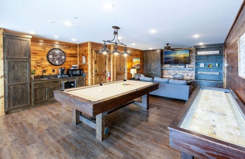 Gatlinburg Cabin | Special Discounts! 2 Hot Tubs! Views!