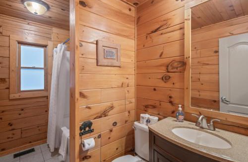 Marion House | Spectacular Log Cabin Home 45 minutes to Asheville