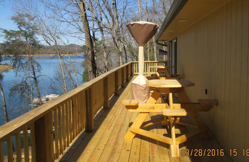 Maynardville House | Spend your vacation on beautiful Norris Lake, TN. Lakefront With Private Dock.