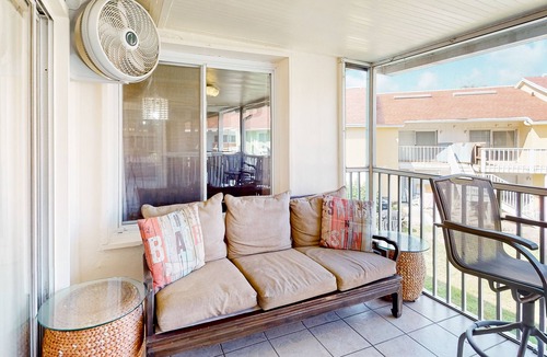 Bayview Condo | Splendid condo with private beach access, heated pool, hot tub & volleyball