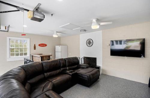 Greensboro House | Sports Bar, Fenced Yard, 2 Kings, Bunkroom, 6 TV