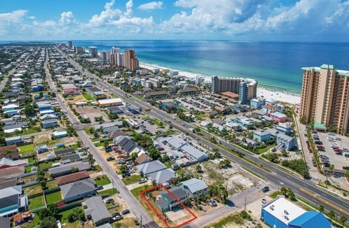 Holiday Beach House | Spring Oasis a 5 min Walk to Beach with Balcony & Yard