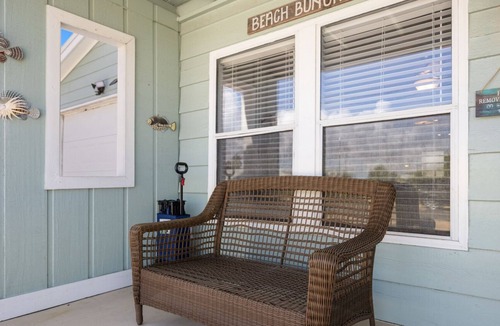 Holiday Beach House | Spring Oasis a 5 min Walk to Beach with Balcony & Yard